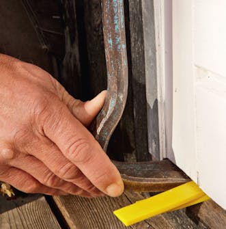 Slik retter du opp en skjev dør Slik retter du opp en skjev dør